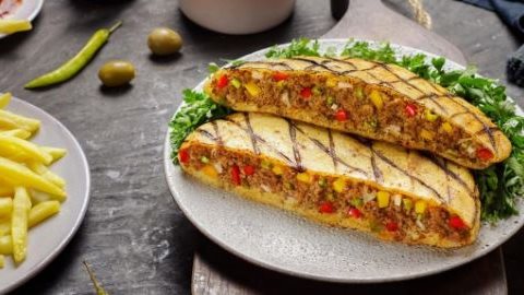 بطريقة جديدة وسريعة ... حضري أشهى حواوشي الفراخ