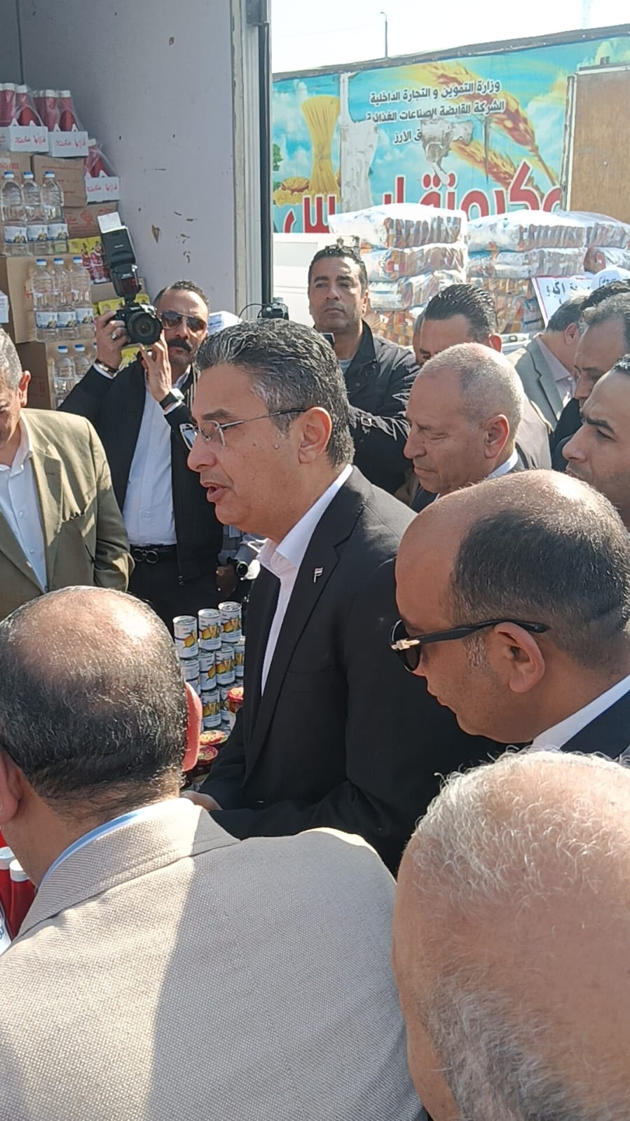 وزير التموين ومحافظ القاهرة يفتتحان ثاني أسواق اليوم الواحد بحلوان 