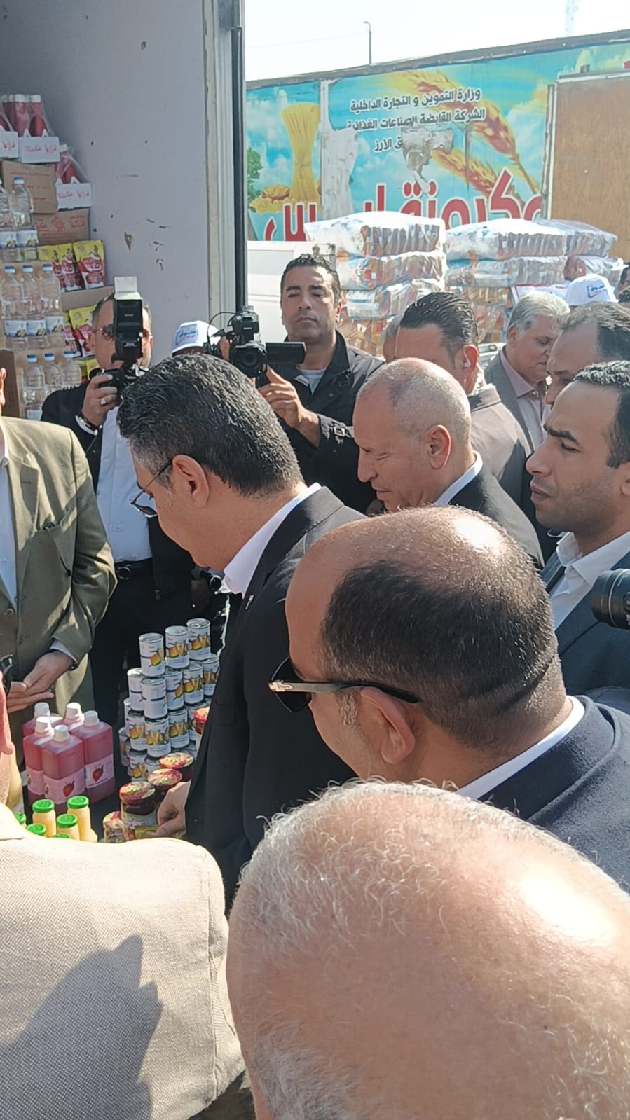 وزير التموين ومحافظ القاهرة يفتتحان ثاني أسواق اليوم الواحد بحلوان 