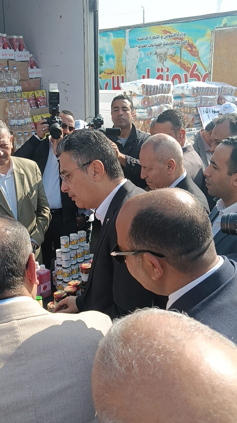 وزير التموين ومحافظ القاهرة يفتتحان ثاني أسواق اليوم الواحد بحلوان 