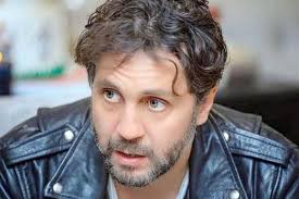 هشام ماجد يكشف عن هواية غريبة : عندي حوالي ٦٠ جزمة وحاططهم على الأرض (فيديو)