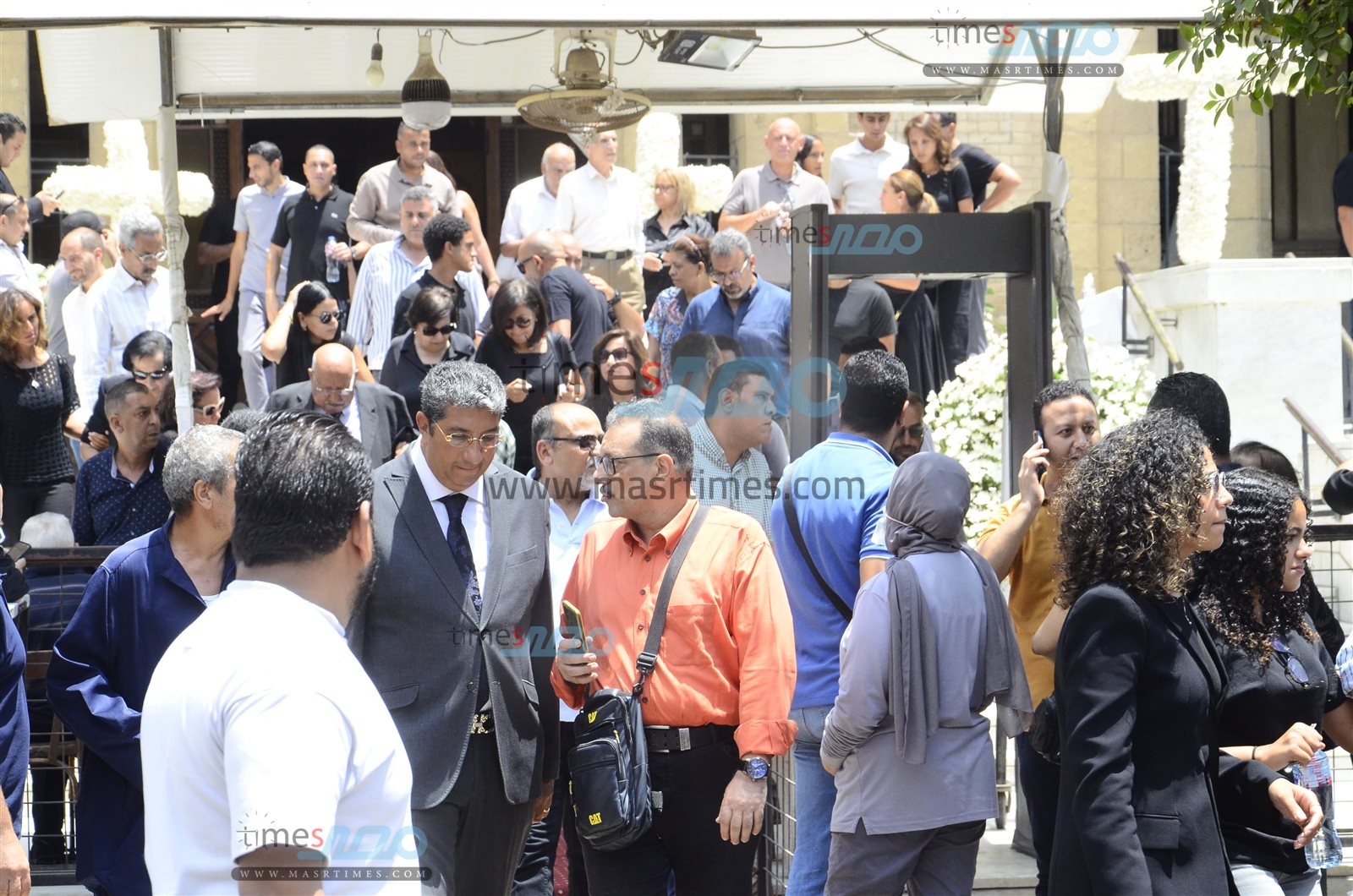 لقطات خاصة لجنازة الفنان لطفي لبيب بكنيسة مارمرقس  