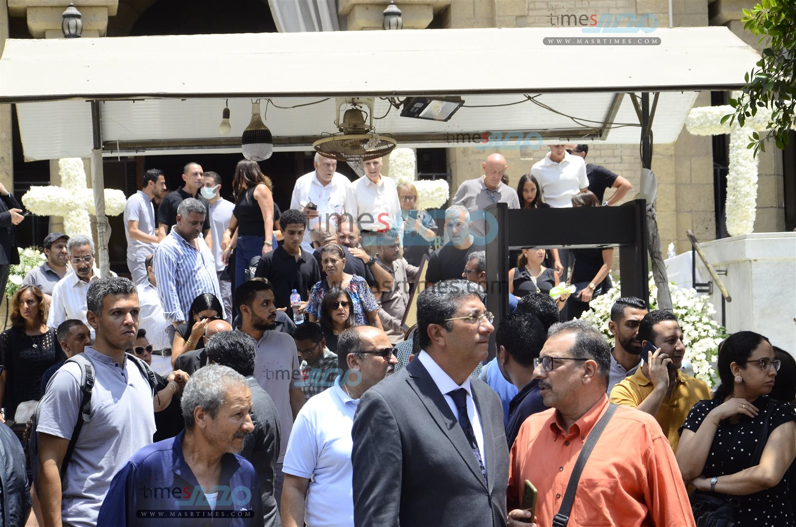 لقطات خاصة لجنازة الفنان لطفي لبيب بكنيسة مارمرقس  