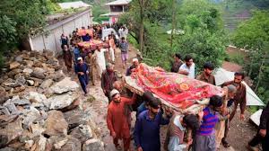 فيضانات باكستان المفاجئة تقتل المئات، والأمطار تعيق إنقاذ محاصرين - BBC  News عربي