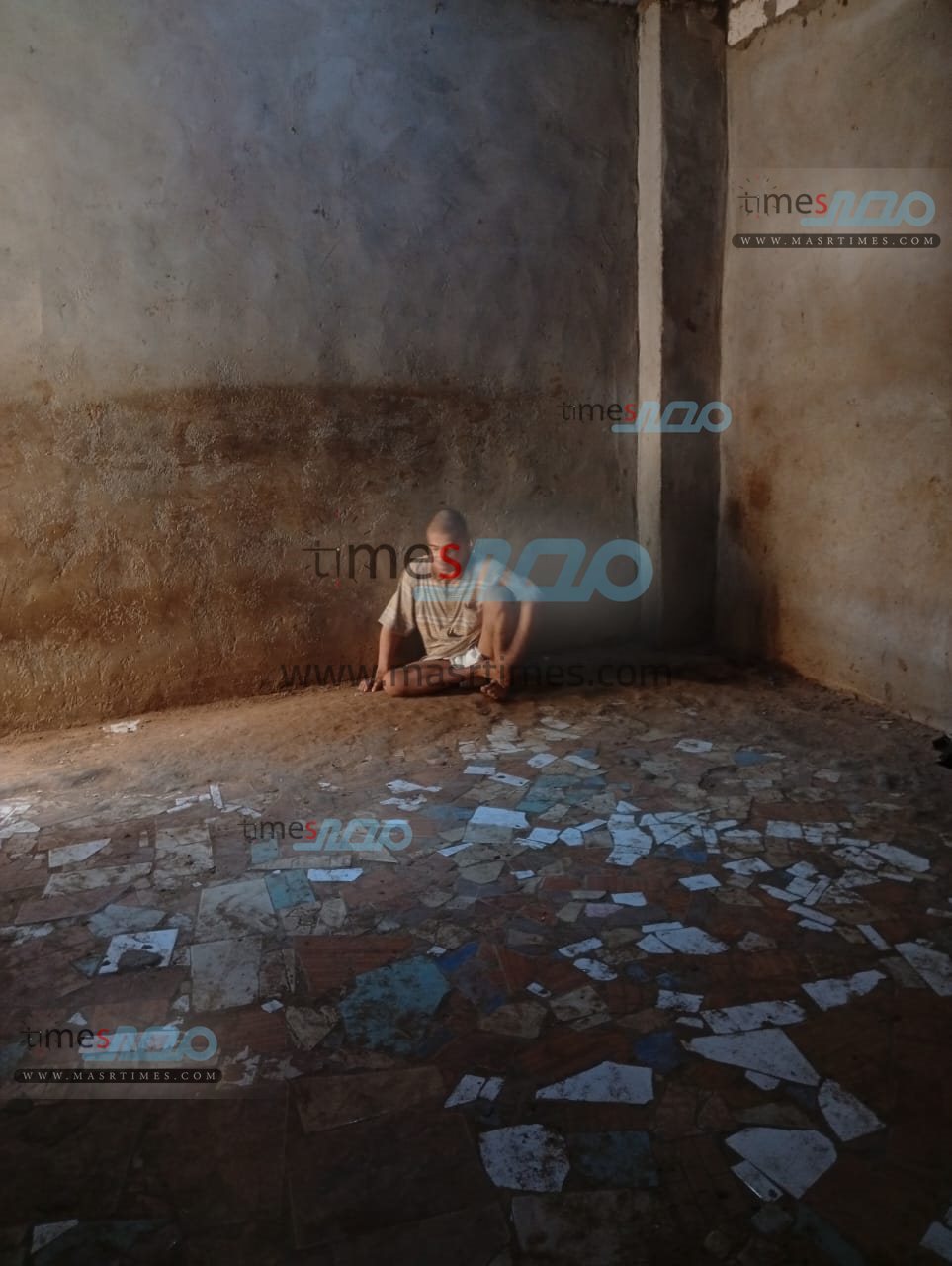 حبسن نجلها داخل عشة فراخ منذ 23 سنة 