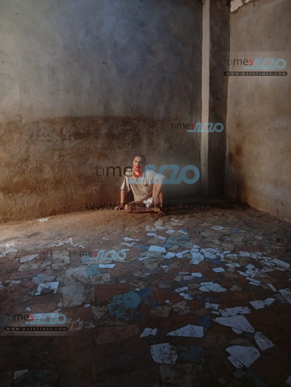 حبسن نجلها داخل عشة فراخ منذ 23 سنة 