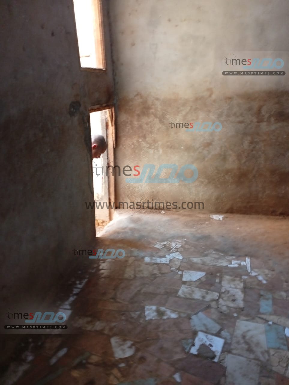 حبسن نجلها داخل عشة فراخ منذ 23 سنة 