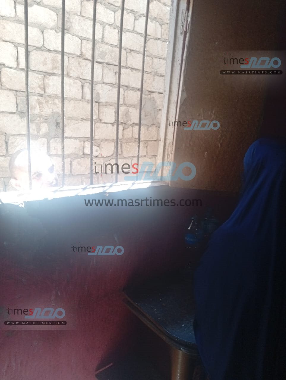 حبسن نجلها داخل عشة فراخ منذ 23 سنة 