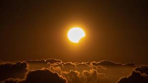 الحدث الفلكي الأبرز في 2025.. تفاصيل كسوف الشمس الجزئي وتوقيت ظهوره في مصر