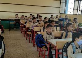 في ثاني أيام الدراسة.. طلاب «فصل الخانكة» يجلسون على مقاعد بدلًا من الأرض  (صور)