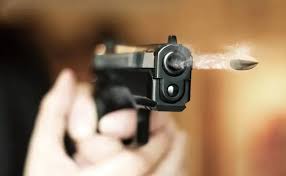تفسير حلم شخص يطلق النار علي وأصابني.. قد يدل على تحملك للمسؤولية