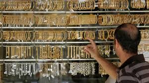 الذهب: التفكير بـ"بدائل واقعية" وتساؤل عن توقيت شرائه - BBC News عربي