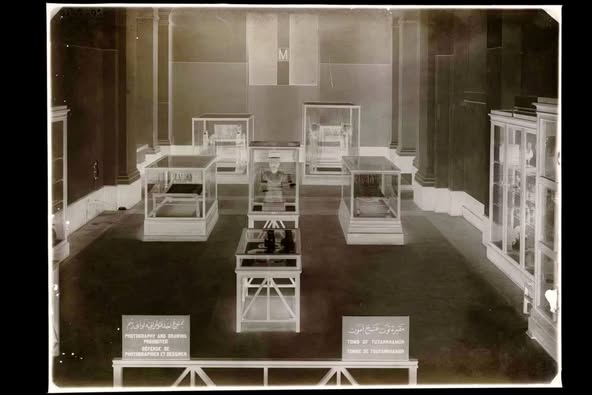 الملك توخ عن آمون  (2)