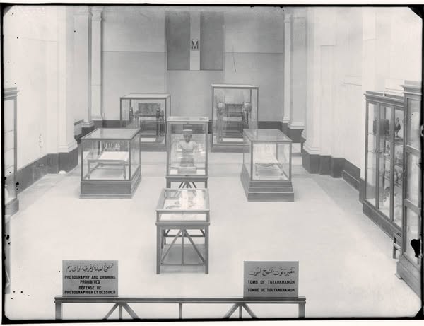 الملك توخ عن آمون  (3)