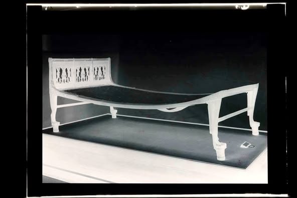 الملك توخ عن آمون  (5)