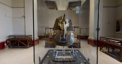 الملك توخ عن آمون  (1)