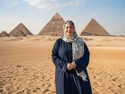 أمام الأهرامات.. حقيقة ظهور عبلة كامل بعد شائعات مشاركتها في حفل افتتاح  المتحف المصري الكبير