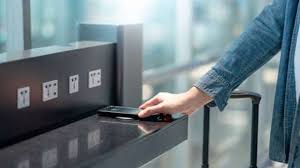 احذر شحن الهاتف في الأماكن العامة.. يعرضك لسرقة بياناتك وأموالك - الوطن