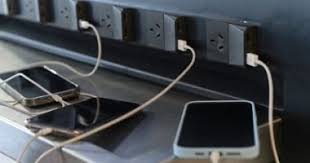 بلاش فى الشارع.. خبراء يحذرون من الأماكن العامة لشحن الموبايل - اليوم السابع