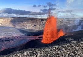 ‫الأرض تخرج أثقالها".. بركان كيلويا في هاواوي ينفث حممه (فيديو) - RT Arabic‬‎