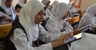 صور.. طلاب أولى ثانوى بالأقصر يؤدون امتحانات نهاية العام بالتابلت - اليوم  السابع