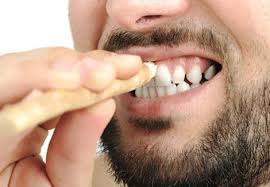 ما حكم استعمال السواك أو معجون الأسنان أثناء الصوم؟.. الإفتاء تجيب - بوابة  الشروق - نسخة الموبايل