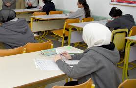 طلاب الشهادة الإعدادية بالبحيرة يؤدون امتحاني اللغة العربية والتربية  الدينية - بوابة الأهرام
