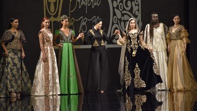  مصممة الأزياء