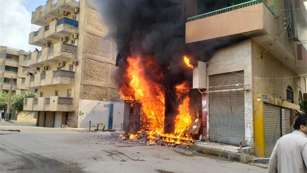 حريق هائل يلتهم محلين في مدينة البدرشين والدفع بسيارة الإطفاء لإخماده (صور) 