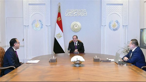 الرئيس السيسي يستعرض مؤشرات الاقتصاد الكلي مع رئيس الوزراء ومحافظ البنك المركزي 