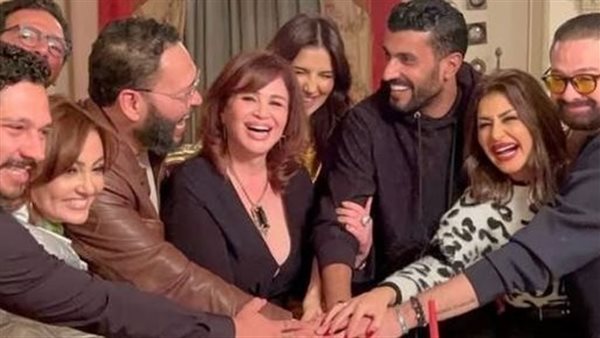 "مليان مفاجأت".. إلهام شاهين تحتفل بمسلسل "سيد الناس" رمضان 2025 (صورة) 