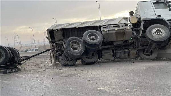 انقلاب شاحنة محملة بالمواد الغذائية على طريق الزعفرانة دون إصابات