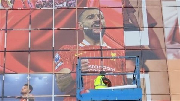 رغم غموض موقفه.. محمد صلاح يظهر على واجهة ملعب أنفيلد بـ ليفربول