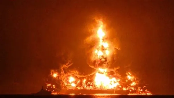 اللحظات الأولى لانفجار إحدى ناقلتي النفط    