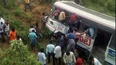 مصرع وإصابة 50 شخصا جراء انقلاب حافلة ركاب فى الهند