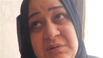 والدة محمود الساكت قبل بدء الجلسة بلحظات