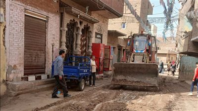 محافظ أسيوط يوجه بمواصلة تمهيد الطرق ورفع المخلفات بقرى صدفا