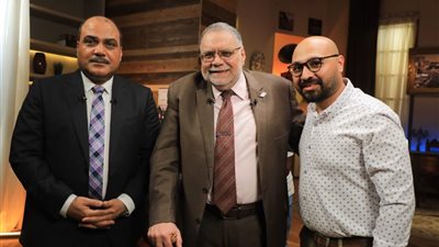 مختار نوح يتوسط الكاتب الصحفي حازم عادل والإعلامي محمد الباز