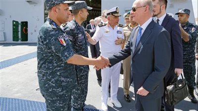 مساعد رئيس روسيا يزورالقاعدة البحرية وحوض بناء السفن     