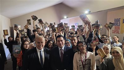  الكاتب عمرو عبد الحميد     