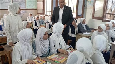 جانب من حوار وكيل الوزارة مع الطالبات