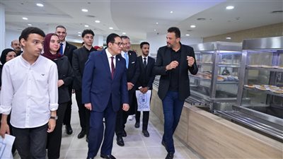  جامعة القاهرة في زيارة إلى مستشفى الناس