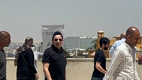 وصول مصطفى قمر وإيهاب توفيق على مسجد أبو شقة لتشييع جثمان     