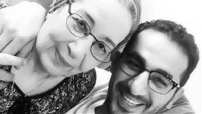 أحمد حلمي ووالدته     