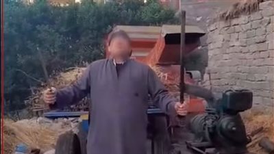 القبض على عاطل حمل أسلحة بيضاء وسب مؤسسات الدولة بالبحيرة