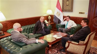 وزير الصحة يستقبل السير مجدي يعقوب     